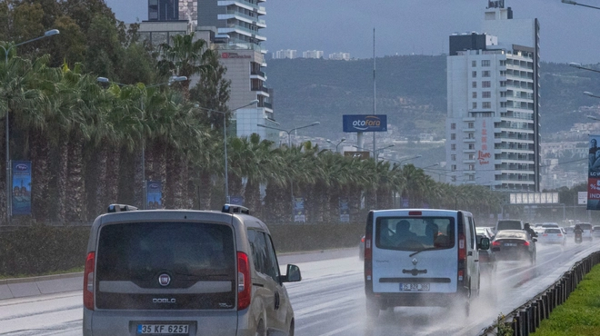  İzmir’de kuvvetli yağış ve fırtına alarmı-Haber-Manset