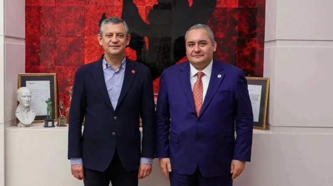 AKP'ye geçeceği iddia ediliyordu... Özgür Özel'den flaş Mesut Özarslan hamlesi-Haber-Manset