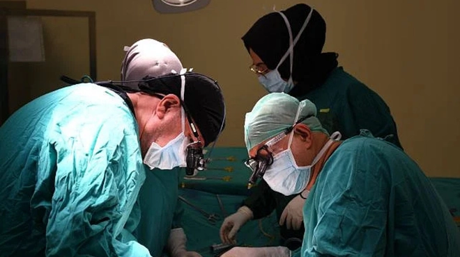 Dünya tıp tarihi yeniden yazıldı: Aynı anda başlayan 16 ameliyatla inanılmaz başarı!-Haber-Manset