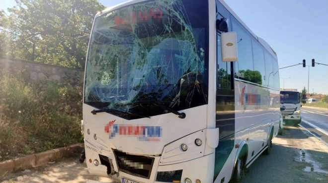 Kırşehir’de işçi servis midibüsü, minibüse çarptı: 1’i ağır 17 yaralı-Haber-Manset