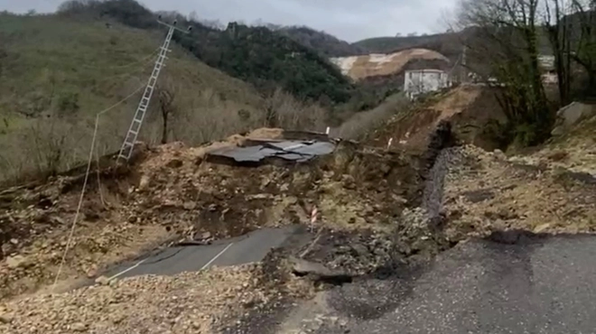 Ordu-Tokat yolunda dev heyelan: 300 metrelik yol 30 metre derine çöktü-Haber-Manset