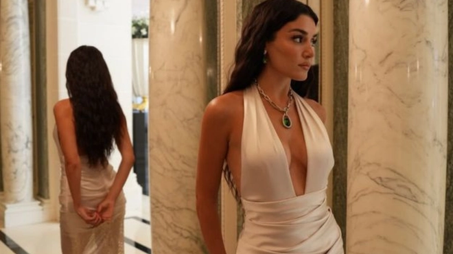 Paris gecesine Hande Erçel damgası! Zarafeti ve şıklığıyla gala davetinin yıldızı oldu-Haber-Manset