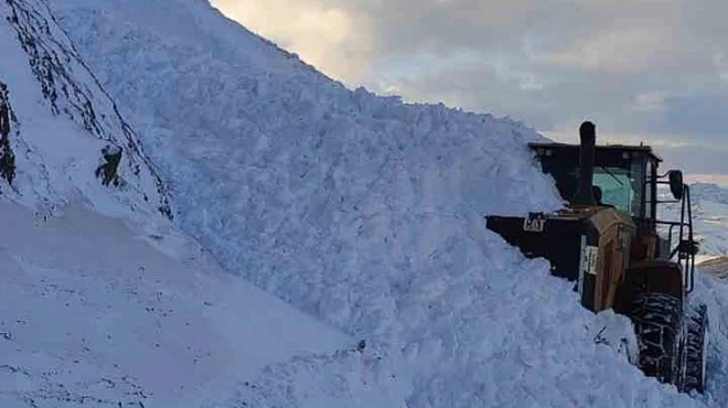 Sahara Geçidi'nde Kara Yolları ekibinin üzerine çığ düştü-Haber-Manset